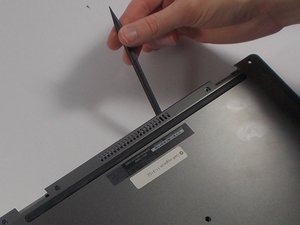 Langkah 3 — Lepaskan Penutup Belakang Laptop