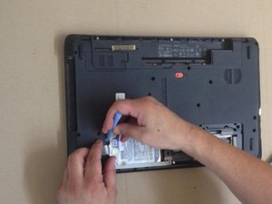 Langkah 3 — Lepaskan HDD, RAM, dan WiFi Card