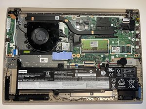 Langkah 2 — Mengangkat bagian bawah laptop