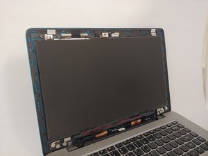 Langkah 1 — Matikan Laptop dan Buka Trim Layar