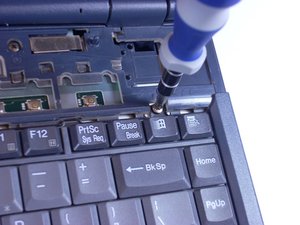 Langkah 2 — Menghapus Screws di Panel Atas