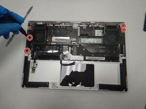 Langkah 4 — Lepaskan Port USB dan Kabelnya