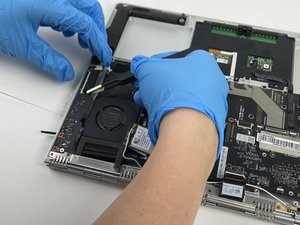 Langkah 5 — Mengeluarkan Port USB di Sisi Kiri