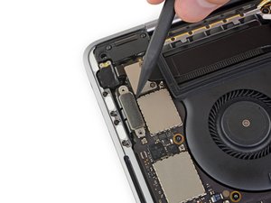 Langkah 8 — Memisahkan Thunderbolt Port Kiri