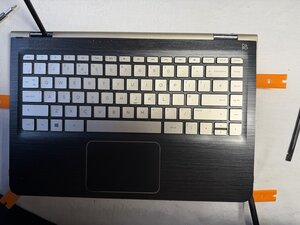Langkah 3 — Membuka Penutup Keyboard