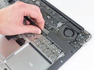 Langkah 4 — Lepaskan Speaker Kiri