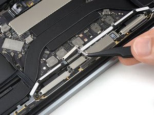Langkah 4 — Mengangkat Cover Display Cable