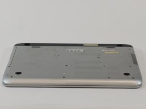 Langkah 1 — Buka bagian bawah laptop