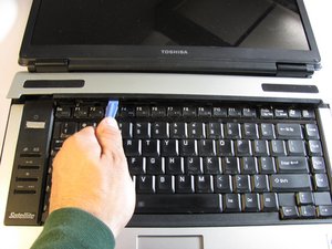 Langkah 2 — Buka Panel Keyboard dengan Spudger Plastik
