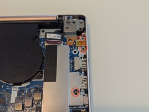 Langkah 9 — Mengeluarkan Sekrup Mainboard
