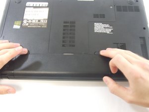 Langkah 2 — Lepaskan Panel Bawah