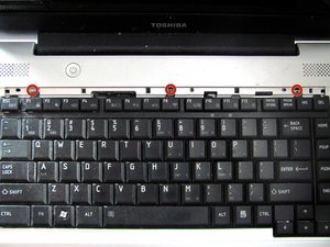 Langkah 2 — Lepaskan Screws di Bagian Keyboard