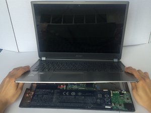 Langkah 4 — Mengangkat Keyboard dan Mengakses Komponen Dalam