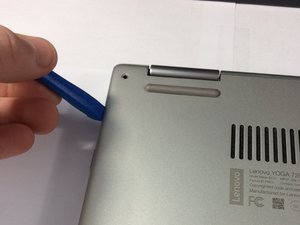 Langkah 2 — Buka Casing Laptop dengan Hati-Hati