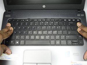 Langkah 3 — Angkat Keyboard ke Belakang