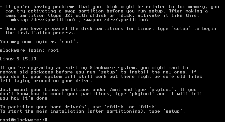 Prompt root Slackware dengan petunjuk memakai cfdisk untuk mempartisi dan mengetik setup untuk memulai pemasangan