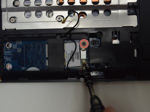Langkah 2 — Lepaskan Sekrup dan Angkat Modul WLAN