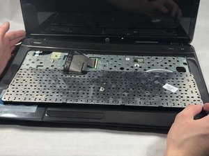 Langkah 5 — Lepaskan Upper Case Assembly