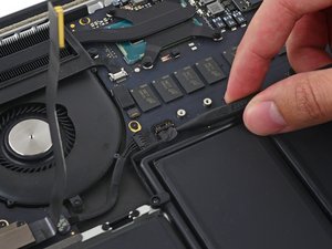 Langkah 4 — Lepas Kabel Speaker Kanan