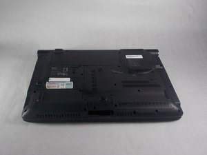 Langkah 1 — Matikan Laptop dan Buka Tutup Bawah