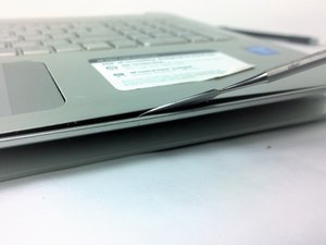 Langkah 4 — Pisahkan Tutup Atas Laptop