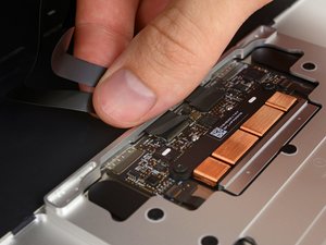 Langkah 10 — Lepaskan Kabel Trackpad
