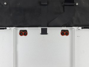Langkah 1 — Menghilangkan Sekrup Penahan Trackpad