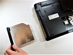 Langkah 3 — Angkat DVD drive dari slot