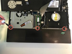Langkah 6 — Angkat dan Ganti Hard Drive