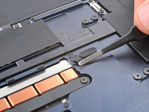 Langkah 7 — Buka Sekrup Trackpad