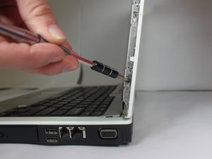Langkah 3 — Lepaskan Kabel VGA dan Ribbon