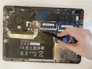 Langkah 4 — Lepaskan Sekrup Tambahan di Bawah Casing