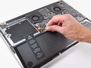 Langkah 4 — Mengangkat Baterai dari Casing