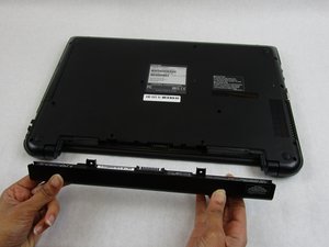 Langkah 3 — Lepaskan sekrup dan kabel touchpad