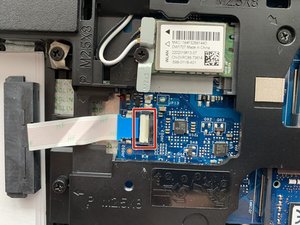 Langkah 6 — Mengeluarkan Wireless Card