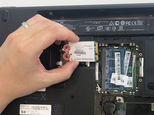 Langkah 8 — Lepaskan Kabel Chip Wi-Fi