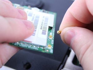 Langkah 4 — Lepaskan Kabel Wi-Fi