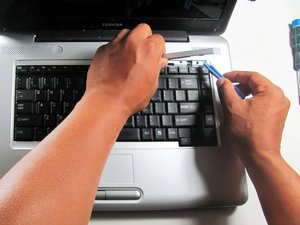 Langkah 1 — Matikan Laptop dan Persiapkan Alat