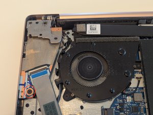 Langkah 8 — Mengeluarkan Sekrup Daughterboard