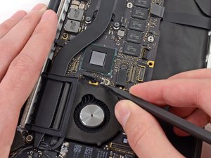 Langkah 2 — Lepaskan Kabel Kamera iSight