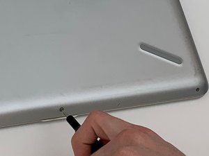 Langkah 1 — Membuka Casing Belakang Laptop