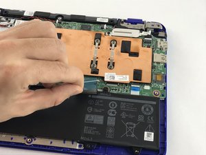 Langkah 2 — Lepaskan Kabel Keyboard dan Touchpad