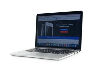 Langkah 1 — Buka Panel Bawah Laptop