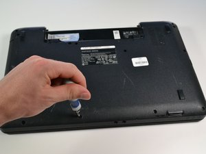 Langkah 1 — Membuka Tutup Bawah Laptop