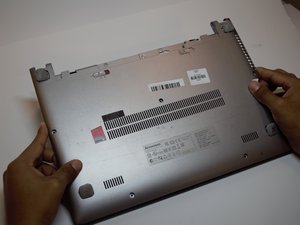 Langkah 2 — Mengangkat Panel Belakang