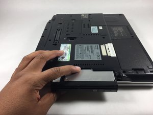 Langkah 3 — Buka Disk Drive yang Terjepit
