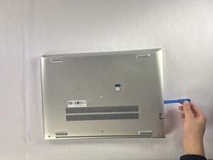 Langkah 2 — Lepaskan Casing Bawah Laptop