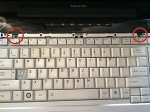 Langkah 2 — Menghilangkan Screws Keyboard