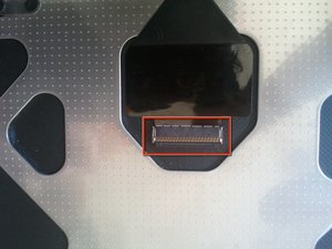 Langkah 6 — Melepas Kabel Trackpad