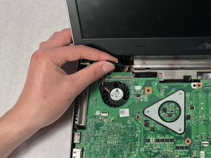Langkah 6 — Mengangkat Motherboard
